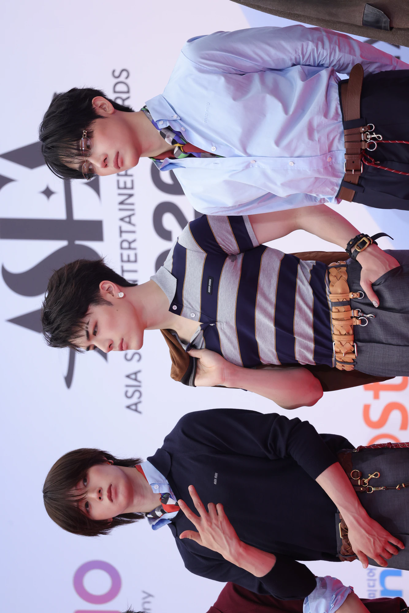 K standing with fellow performers at an event.